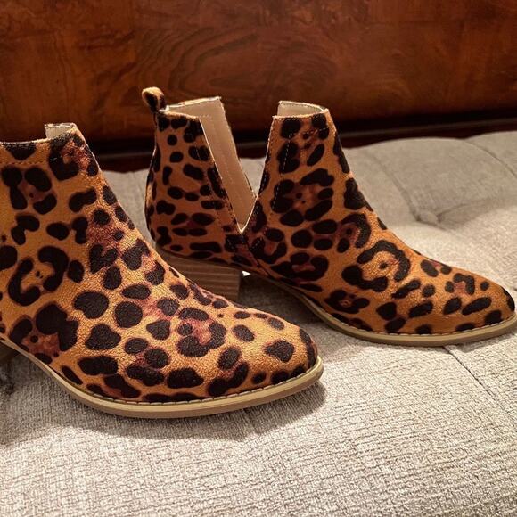 A Ryder Girl booties animal print faux suede ankle boots pull on low heel Sz 7 - Picture 2 of 6